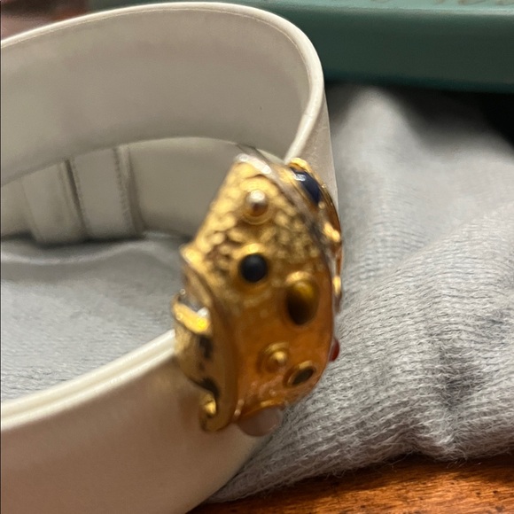 Judith Leiber Elegant White Belt with Gold Accents - Picture 4 of 9